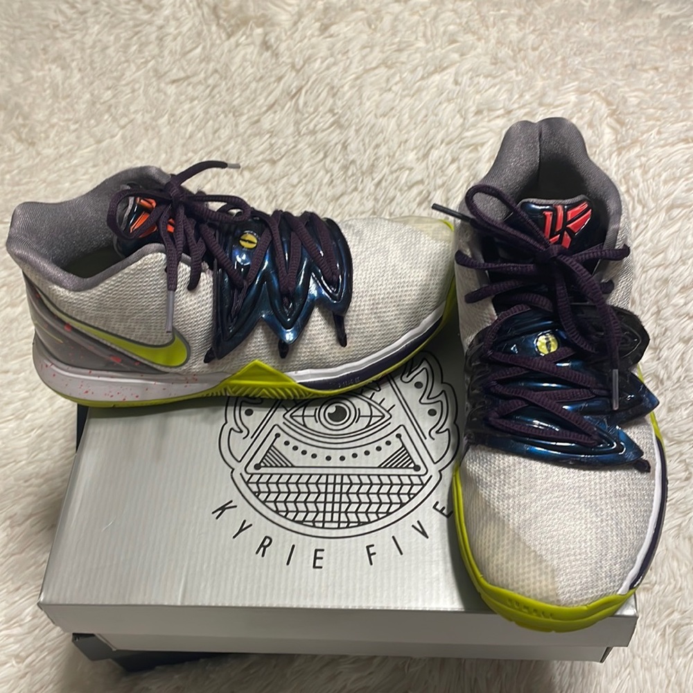 NIKE KYRIE 5 (GS) SIZE 5.5 White with lime green soles and purple lace